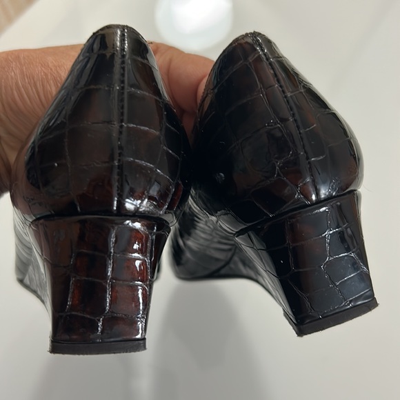 (7) Stuart Weitzman brown faux gator shoes made in Spain - Picture 8 of 8